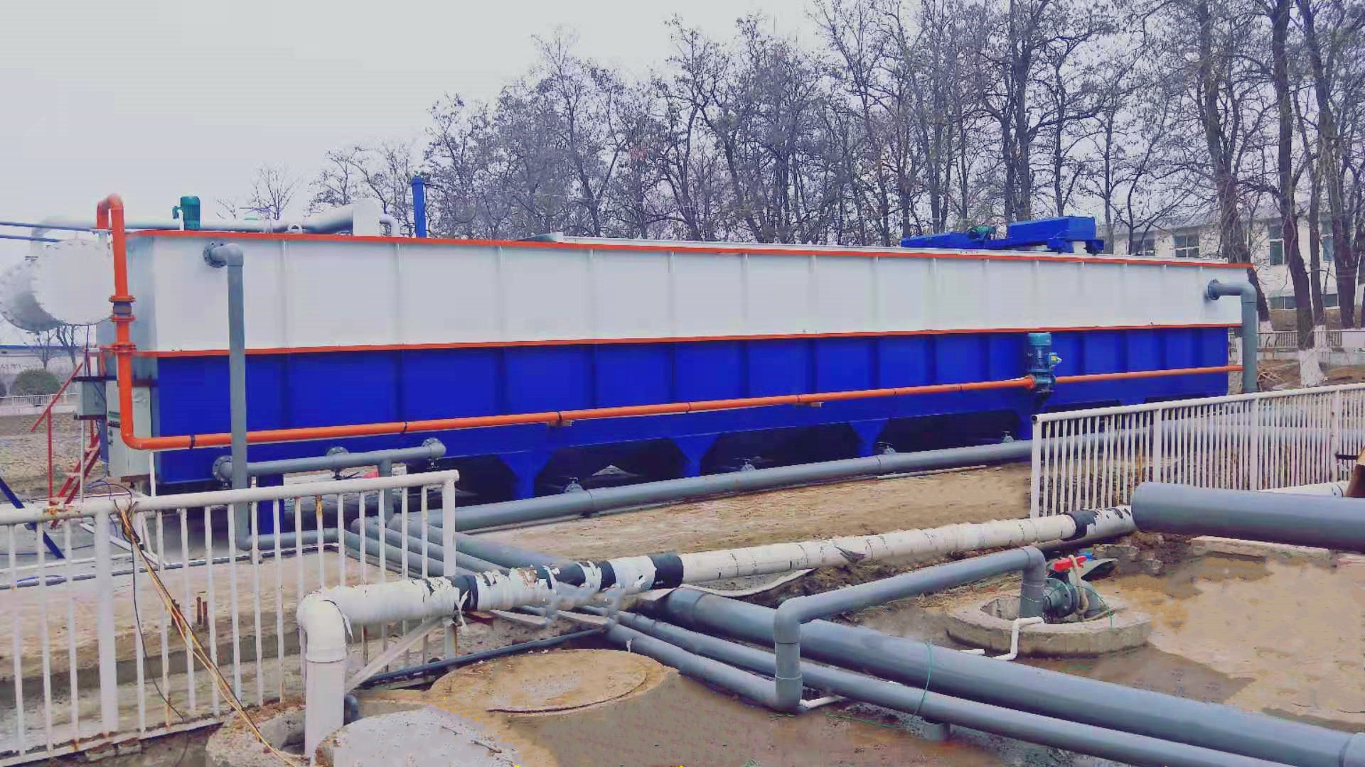 蓝白色气浮机现场  (15).png